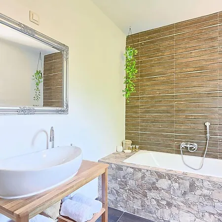 Beautiful In With Private Swimming Pool, Be Inside Or Outside *
