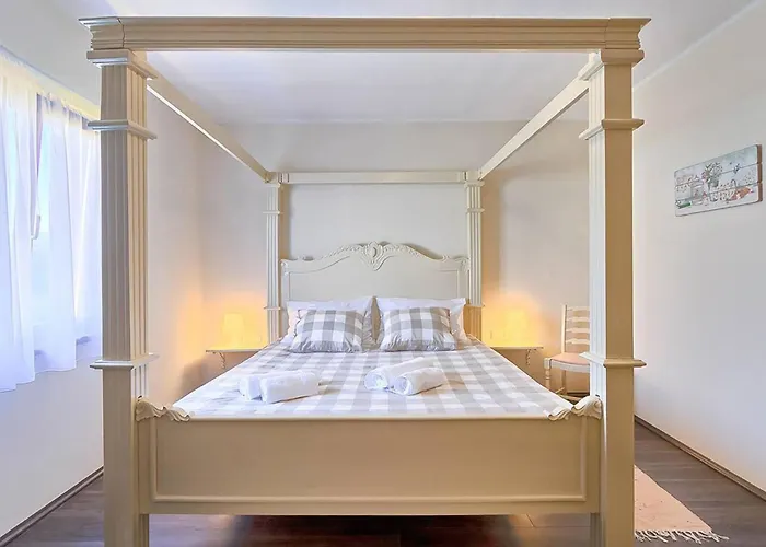 Beautiful In With Private Swimming Pool, Be Inside Or Outside