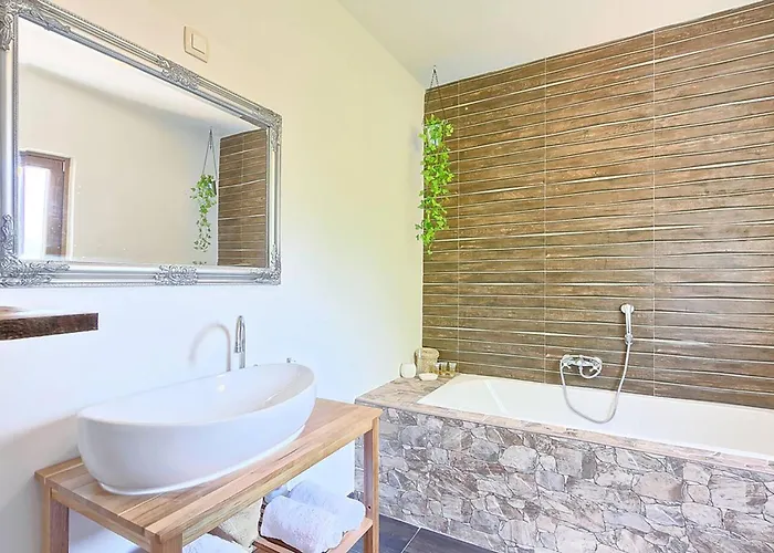 Beautiful In With Private Swimming Pool, Be Inside Or Outside *